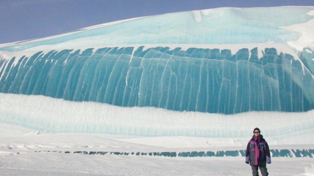 Misterele Antarcticii în imagini: Valuri uriaşe de gheaţă albastră