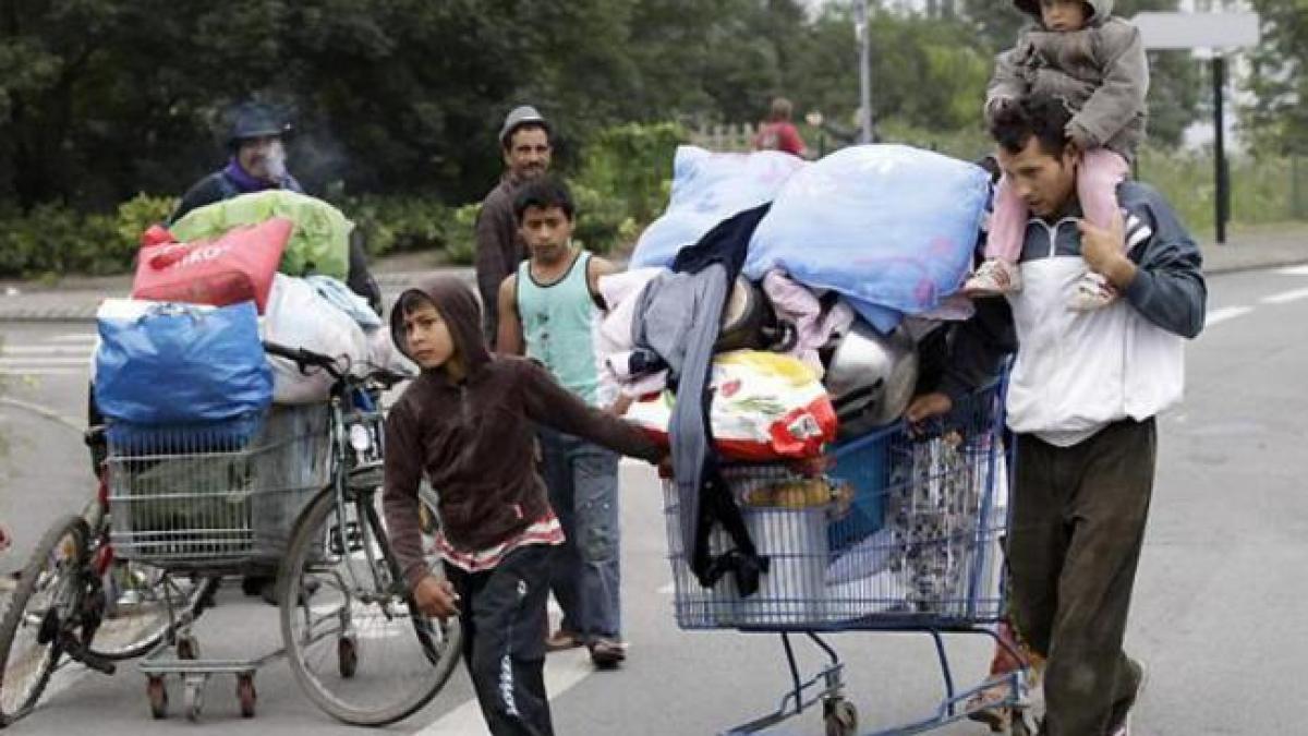 Sute de imigranţi ilegali români, daţi afară dintr-un fost azil din Franţa. Forţele de ordine au încercuit clădirea