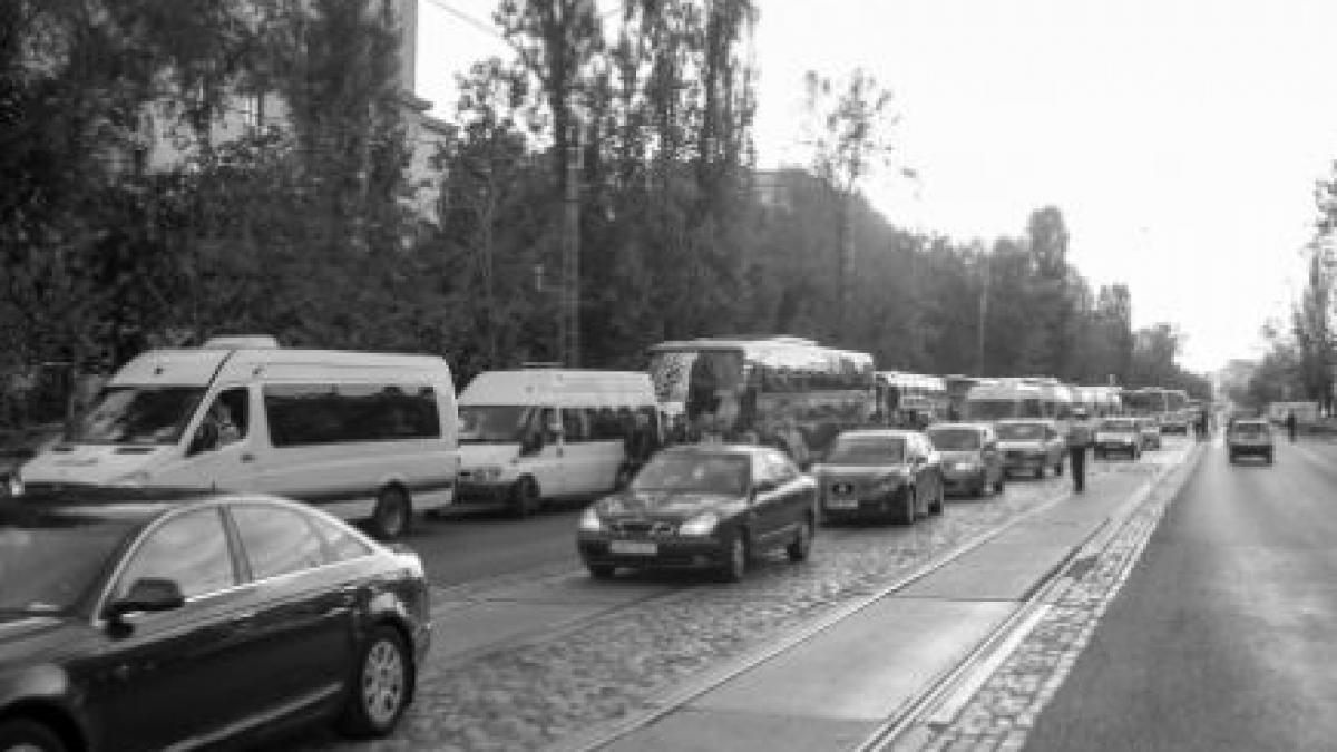 Trafic rutier restricţionat în Capitală, pentru parada militară organizată de Ziua Naţională