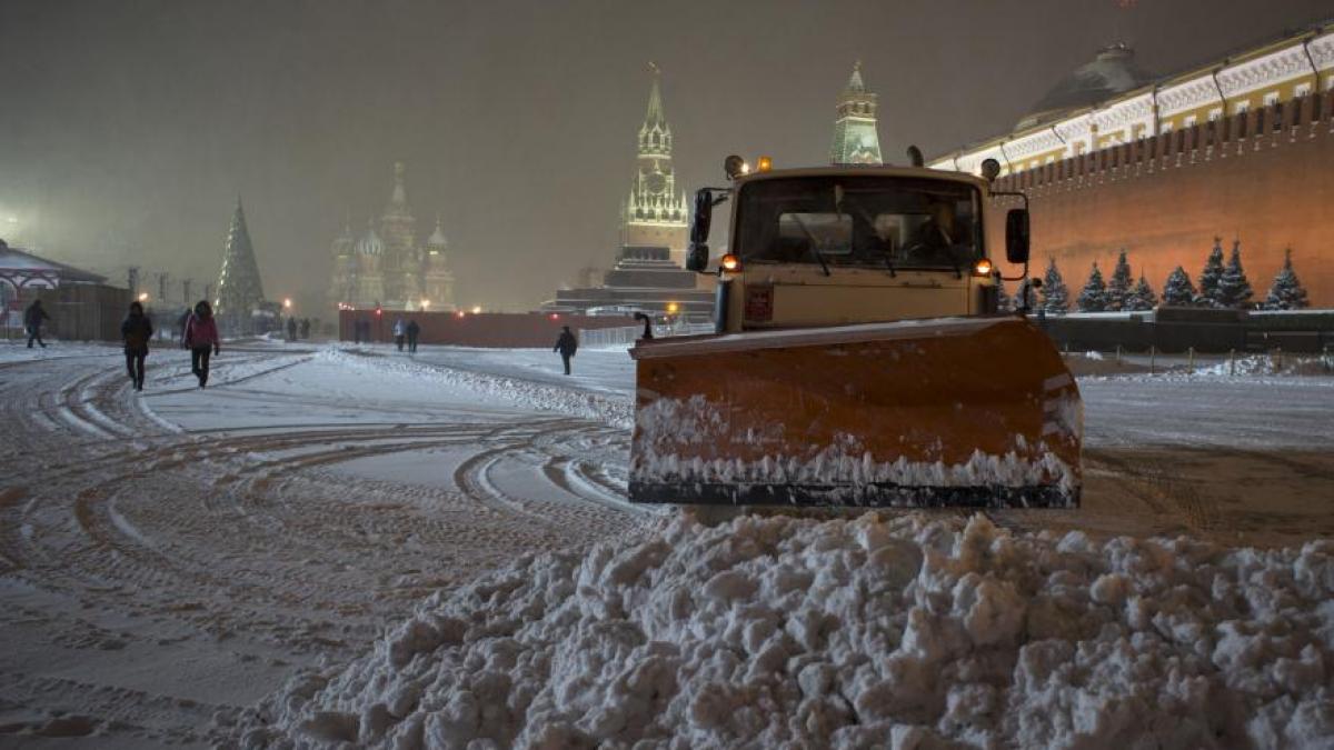 Moscova a fost acoperită de zăpadă, după cea mai mare ninsoare căzută în noiembrie în ultimii 50 de ani 