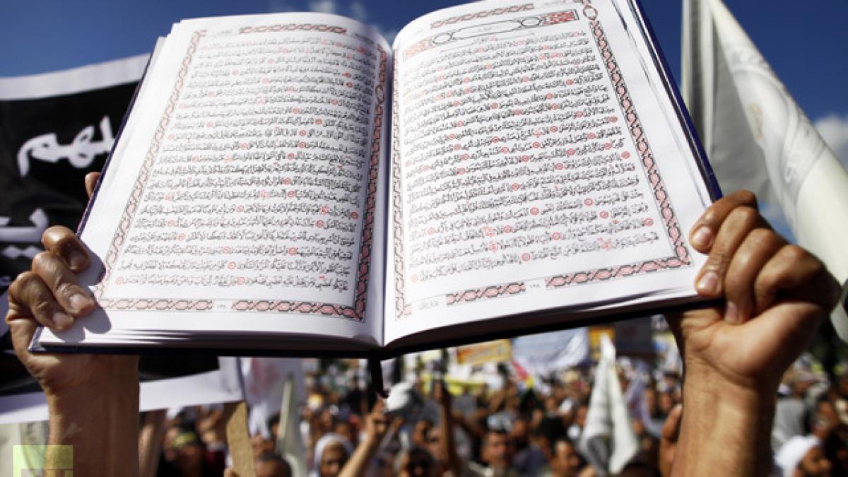 Noua Constituţie egipteană păstrează referinţa la &quot;principiile&quot; sharia