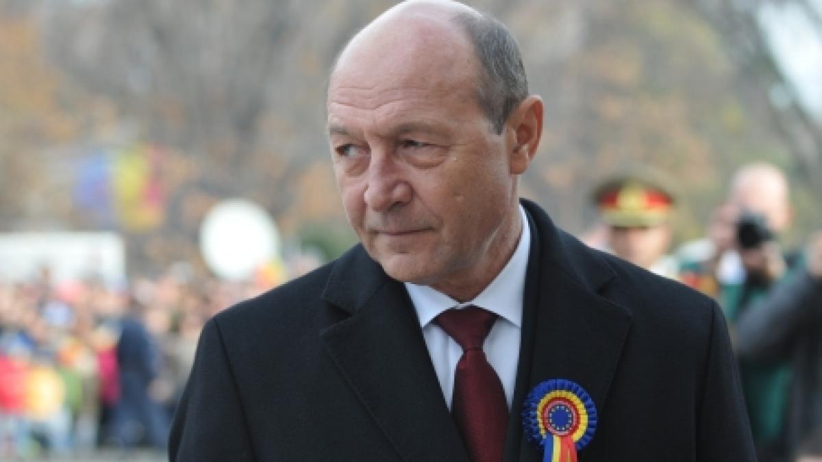 Băsescu: Nu vă uitaţi la cât de mici sunt politicienii, ei aleargă după voturi, românii trebuie să alerge pentru ţara lor