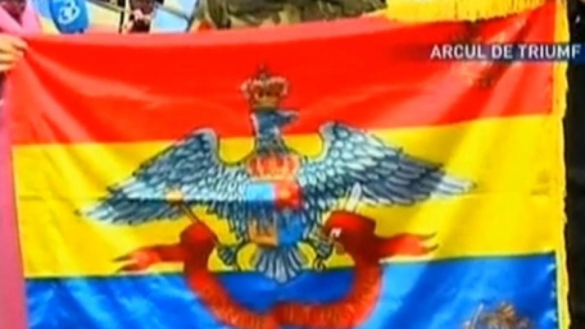 Pe tricolor e scris unire! Sabina Iosub şi Niels Schnecker au împărţit mai multe steaguri, la parada militară