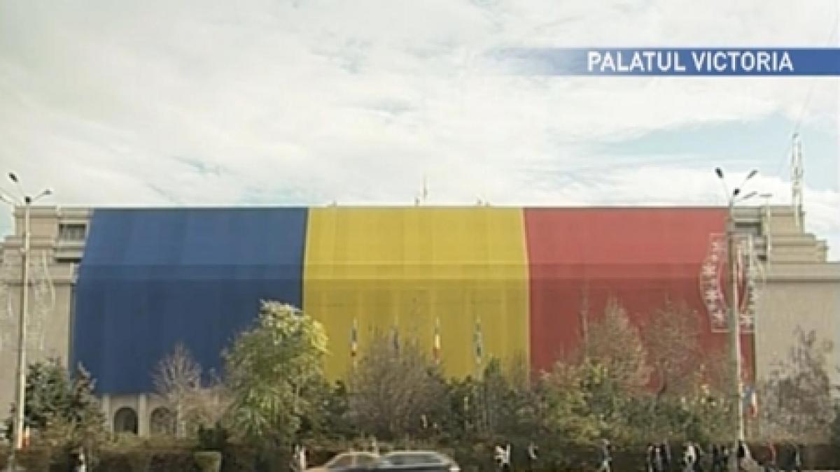 Un steag tricolor uriaş a fost descoperit pe frontispiciul Palatului Victoria