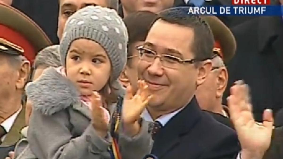 Victor Ponta a asistat la parada militară alături de familie