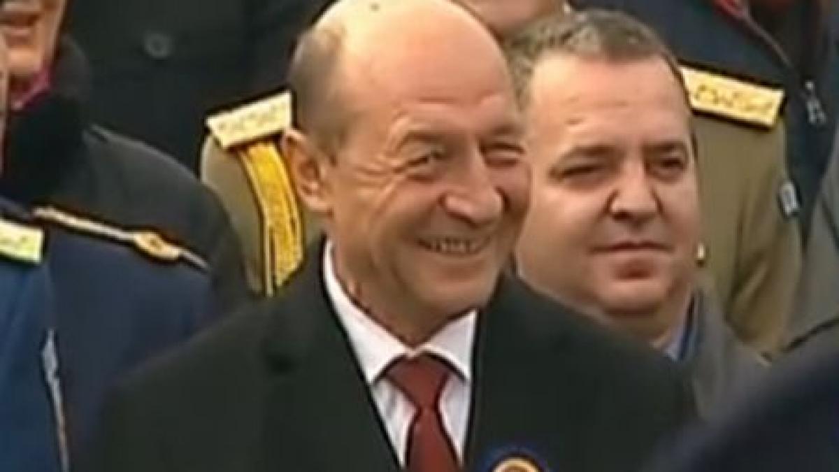 Cu cine şi la cine râde Traian Băsescu la ceremoniile de Ziua Naţională a României