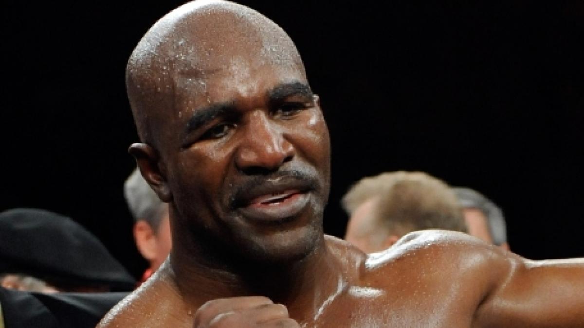 Mănuşile purtate de Evander Holyfield în meciul cu Tyson din 1997, vândute la o licitaţie