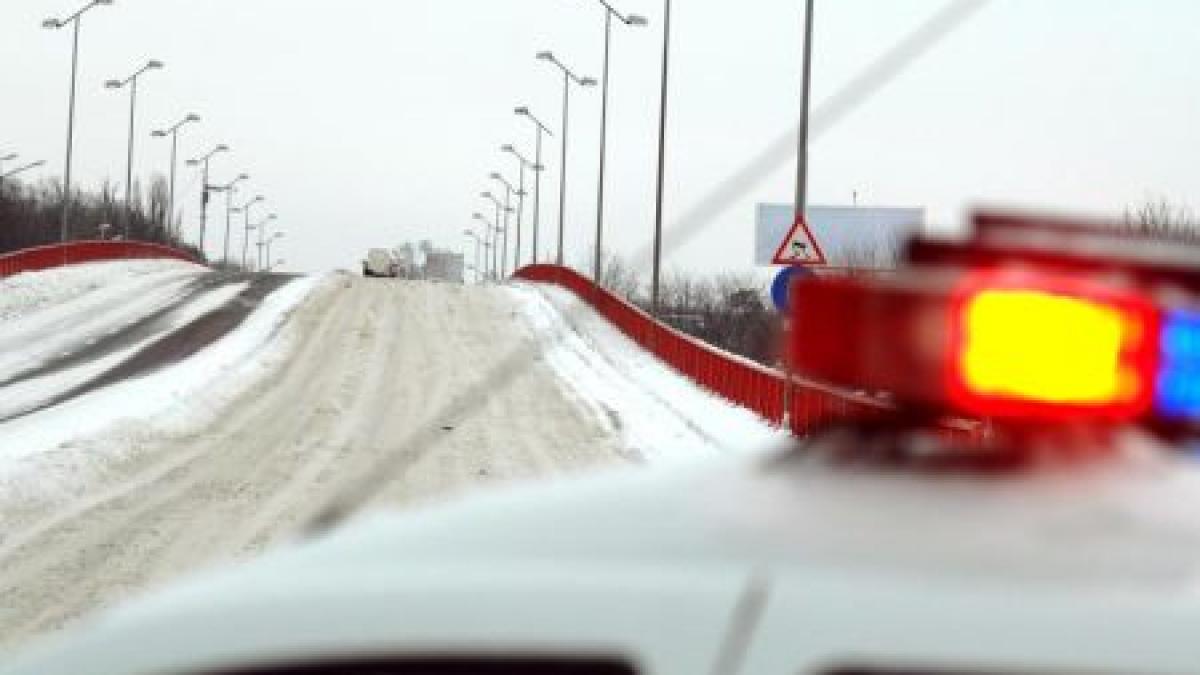 Furtuna şi ninsoarea dau traficul peste cap. Vezi care sunt drumurile cu probleme