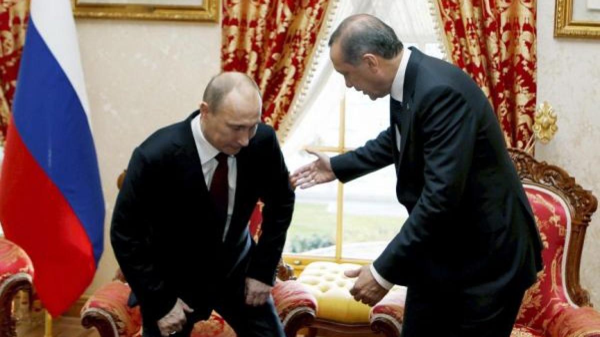 Unul dintre cei mai puternici oameni ai lumii se clatină: Putin nu se mai poate aşeza singur pe scaun