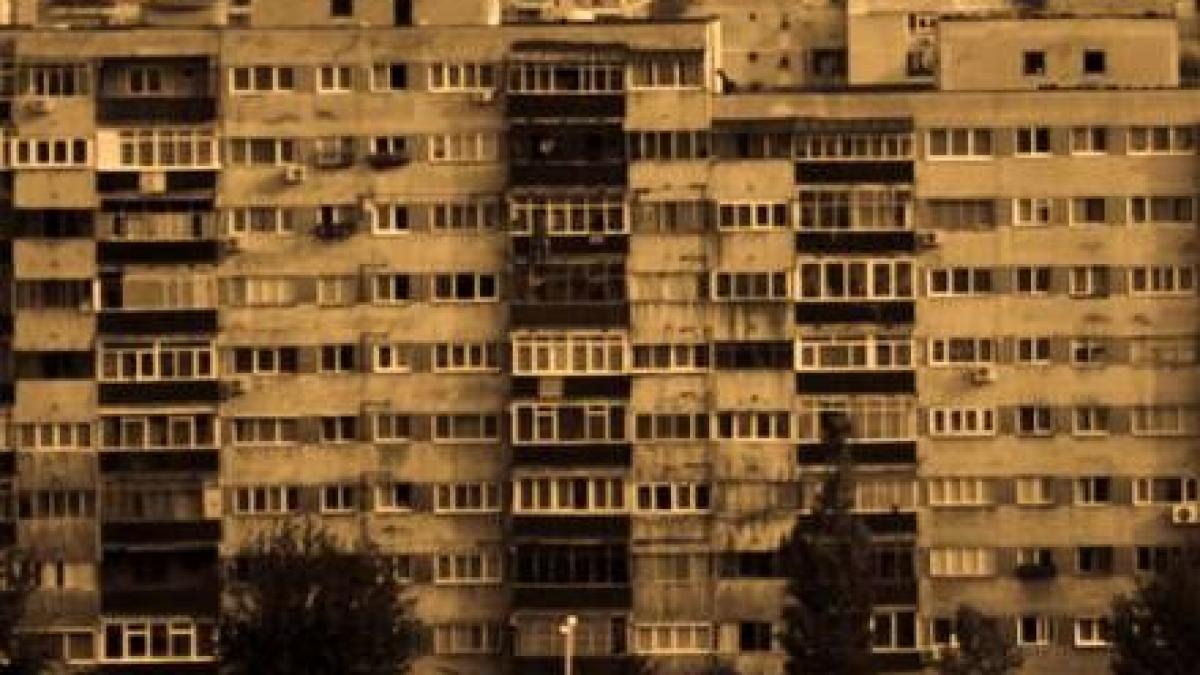 Bătrâni şi batjocoriţi aşteaptă iarna în apartamente fără geamuri şi cu apă pe pereţi. Reabilitarea începută în 2010 bate pasul pe loc