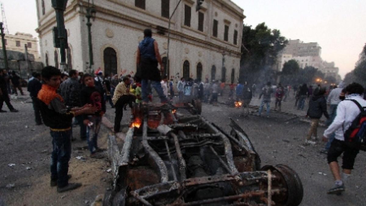 Forţele de ordine au intervenit la Cairo pentru separarea grupurilor de manifestanţi