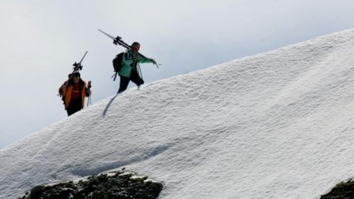 RISC MAXIM de avalanşă în Bucegi. Turiştii, avertizaţi să nu urce pe munte