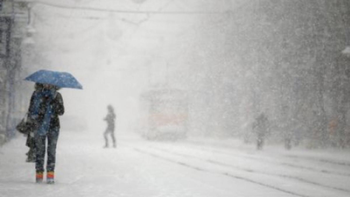 Vezi AICI LIVE imagini cu zonele afectate de ninsori. MAI a cerut ajutorul MApN pentru a interveni pe drumurile acoperite cu zăpadă