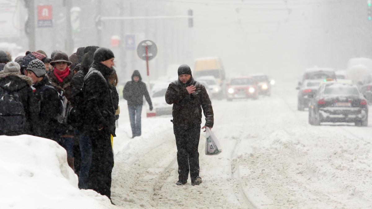 Viscol, vânt puternic şi ninsori abundente. Cod galben de vreme rea, în ziua alegerilor