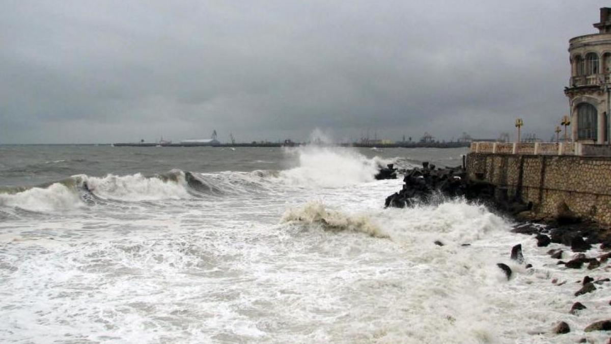 Marea Neagră s-a dezlănţuit. Din cauza furtunii, porturile Constanţa, Agigea, Mangalia şi Midia au fost închise