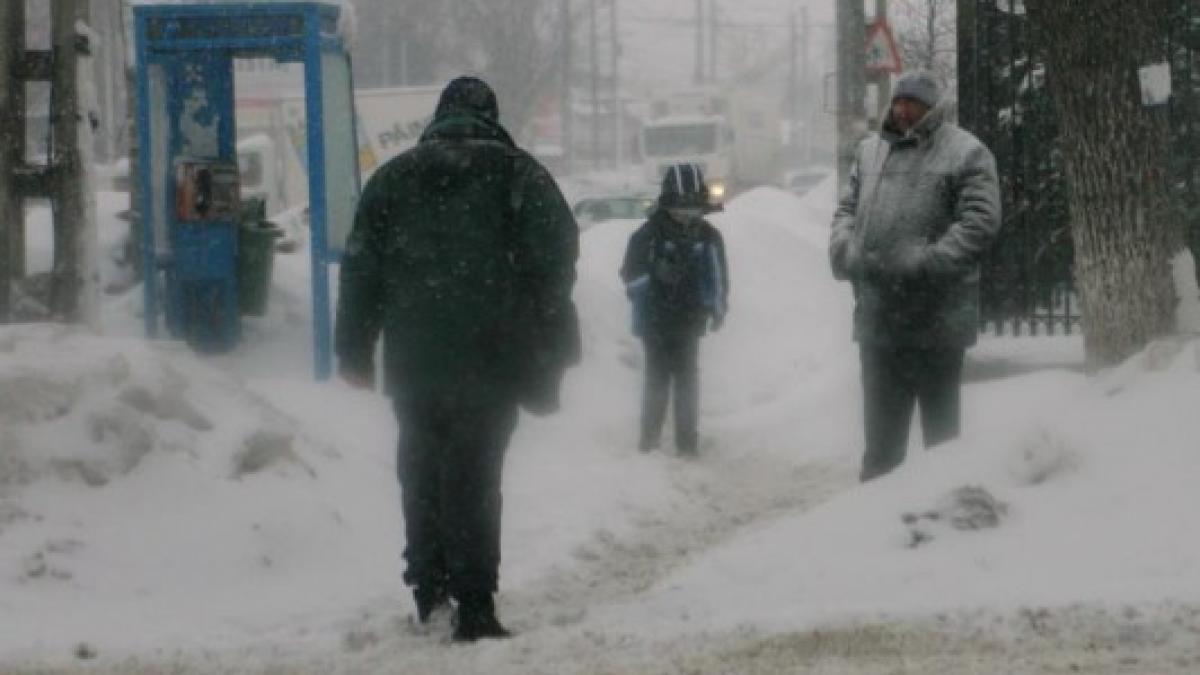 Maşinile nu se mai văd din zăpadă, în Timiş. Iar în Capitală a nins toată noaptea. Vezi prognoza meteorologilor