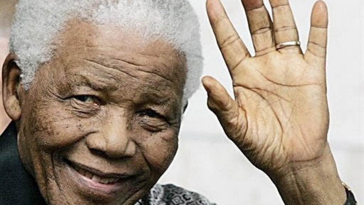 Nelson Mandela a fost internat în spital