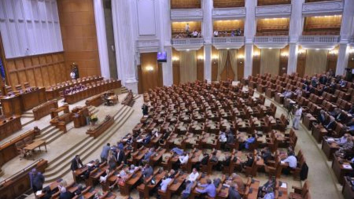 Prea mulţi parlamentari, prea puţine locuri în sala de plen. 80 dintre aleşi, nevoiţi să stea la balcoane