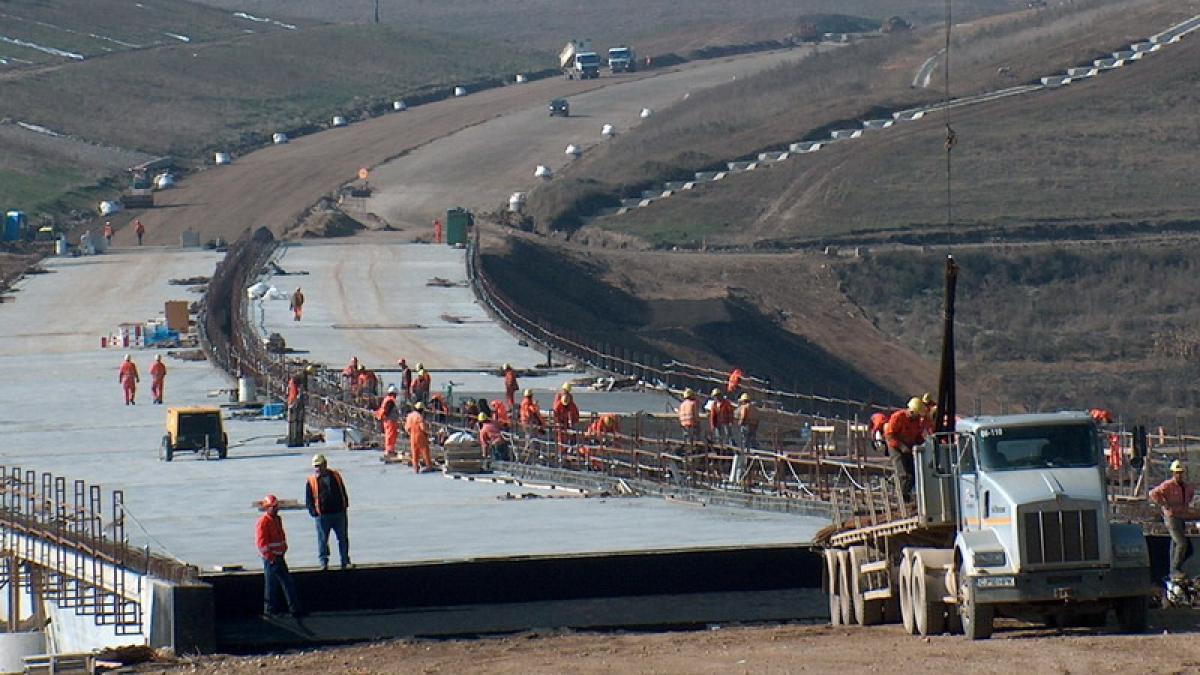 Autostrada Comarnic-Braşov, scoasă la licitaţie. Câţi bani pune la bătaie Guvernul pentru realizarea ei