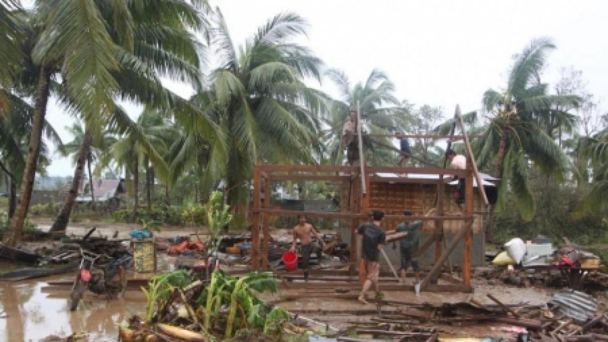 Bilanţul taifunului Bopha în Filipine: Cel puţin 900 de morţi şi sute de dispăruţi