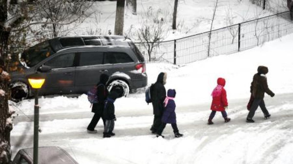 Ce poţi să păţeşti dacă nu cureţi trotuarul din faţa casei. Primăria Capitalei a început controalele