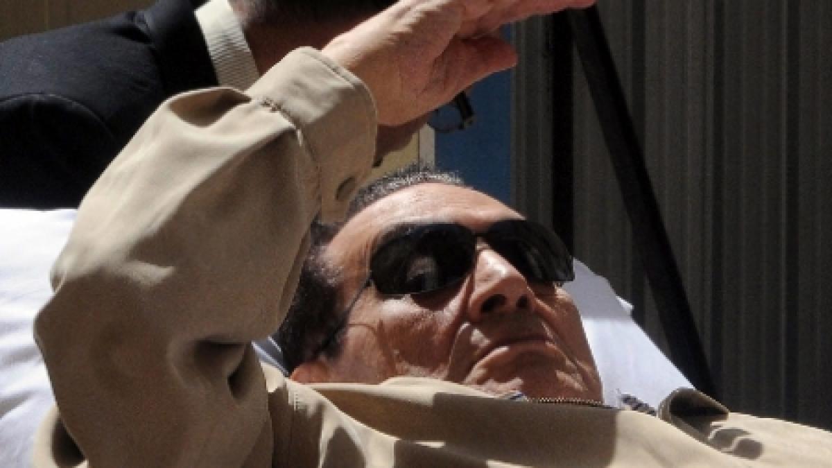 Hosni Mubarak s-a rănit la cap după ce a alunecat în cabina de duş a închisorii