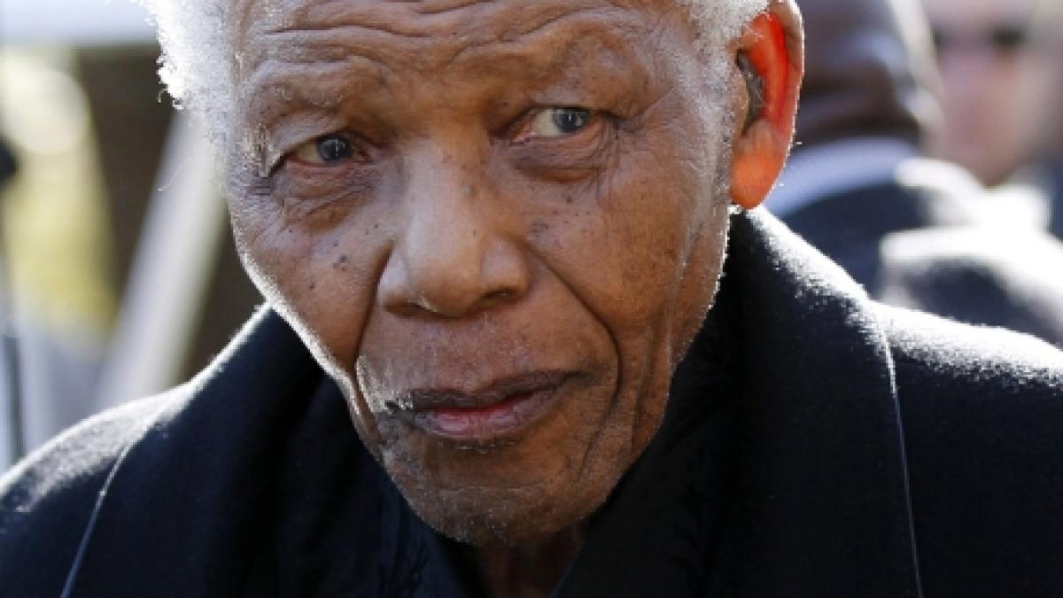 Nelson Mandela a fost operat de calculi biliari