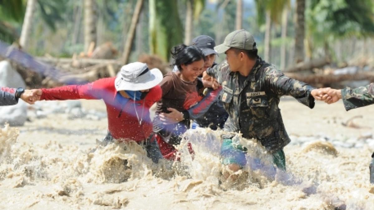 Cel puţin 1.000 de morţi în urma taifunului Bopha, din Filipine