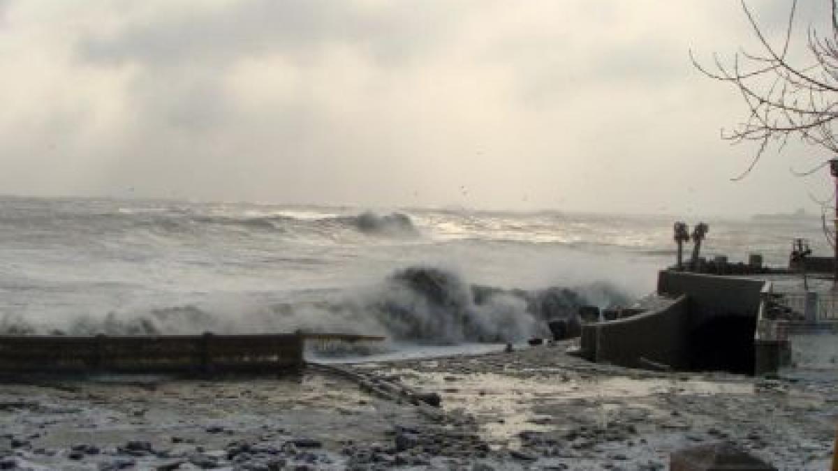 Autorităţile portuare române, în ALERTĂ MAXIMĂ. Trei rezervoare plutesc în derivă în Marea Neagră 