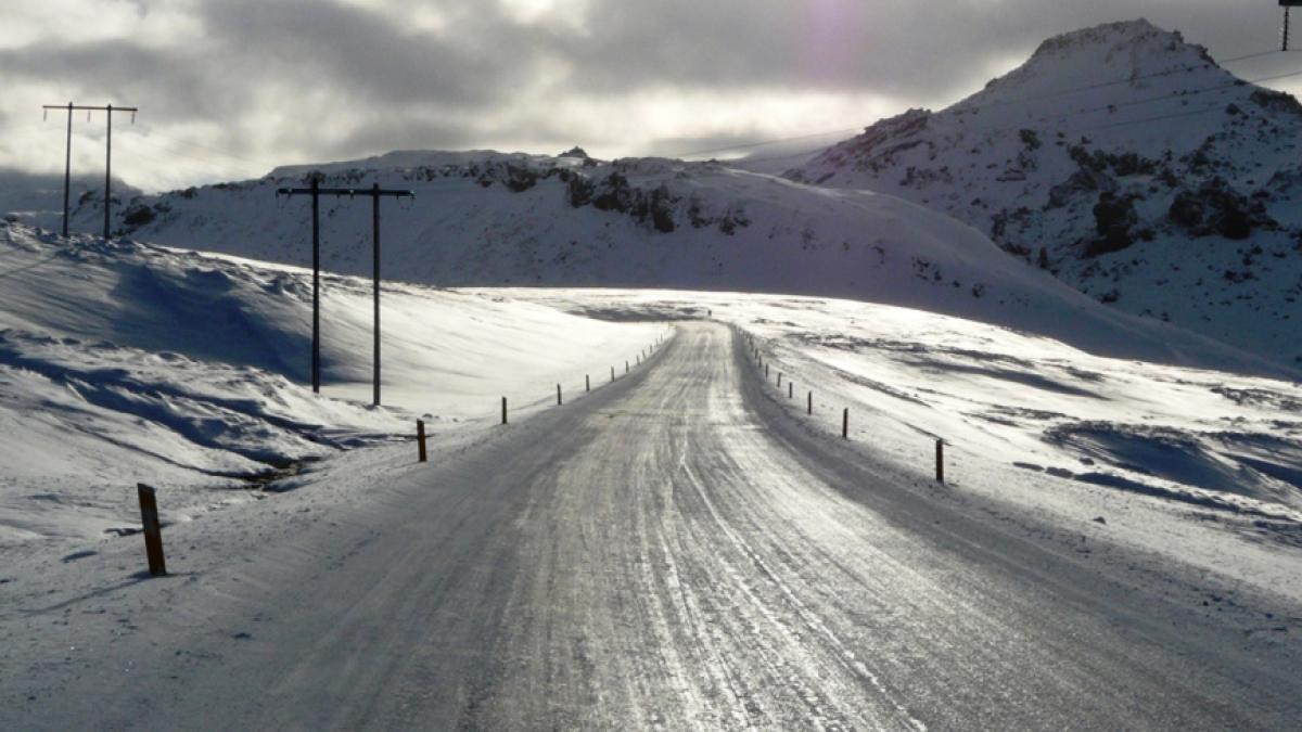 Străzile din România, transformate în uriaşe patinoare. Vezi care sunt drumurile acoperite cu polei