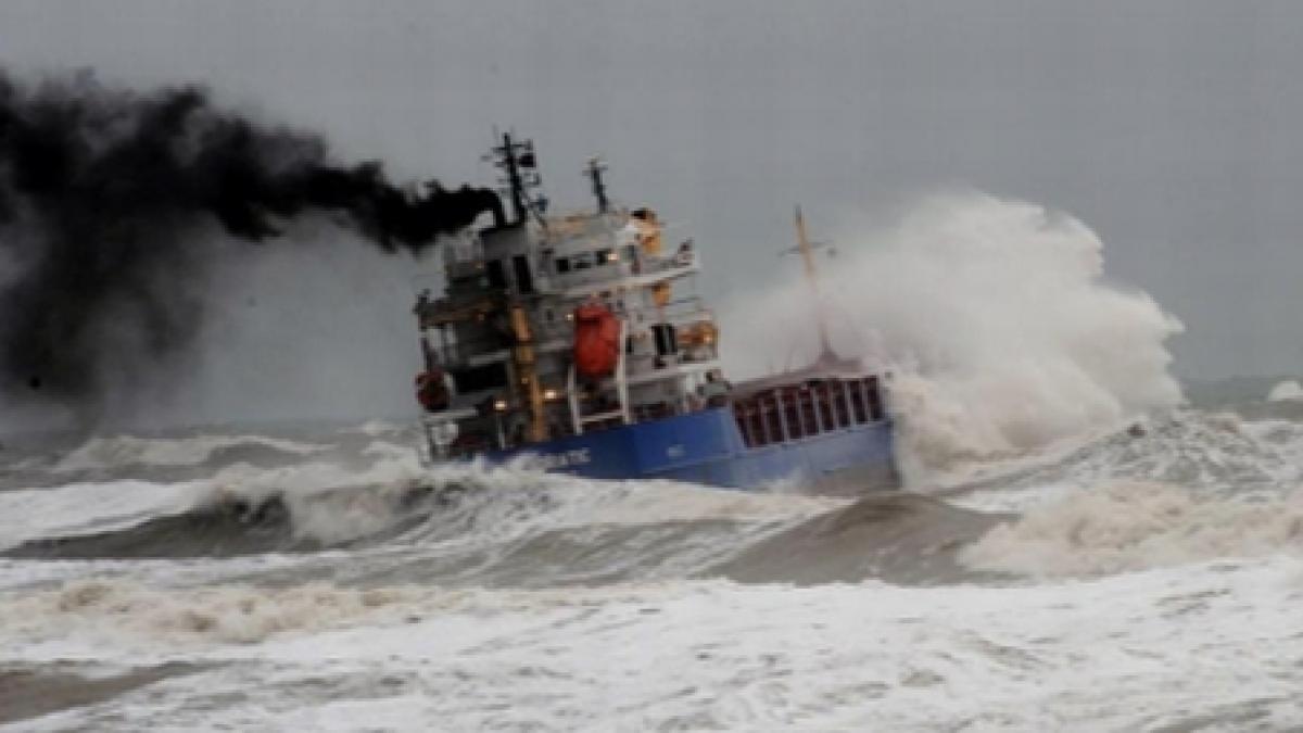 Furtuna pune stăpânire pe Constanţa. Toate porturile maritime sunt închise