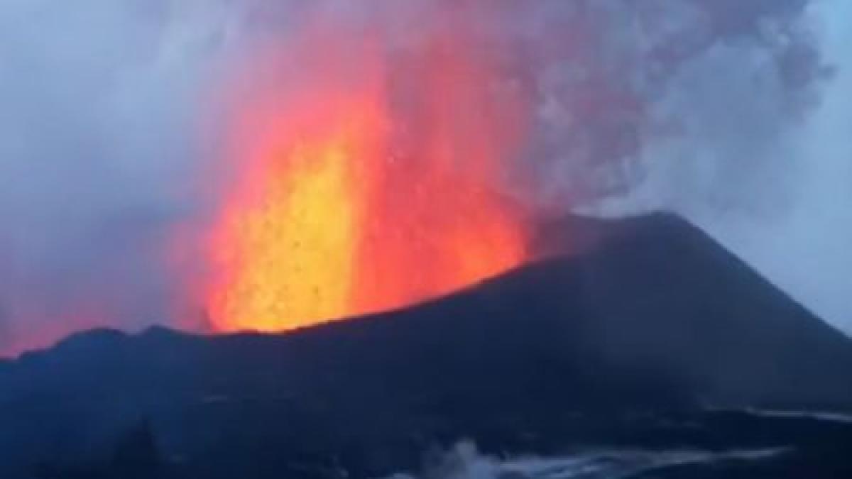 Imagini spectaculoase. Un vulcan din Rusia a erupt