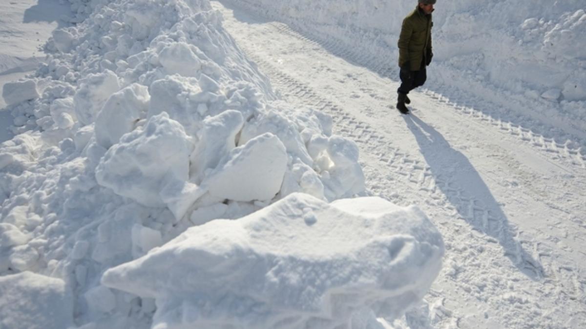 Situaţie disperată în Darabani. Zăpada măsoară acolo trei metri, iar localnicii au rămas fără mâncare