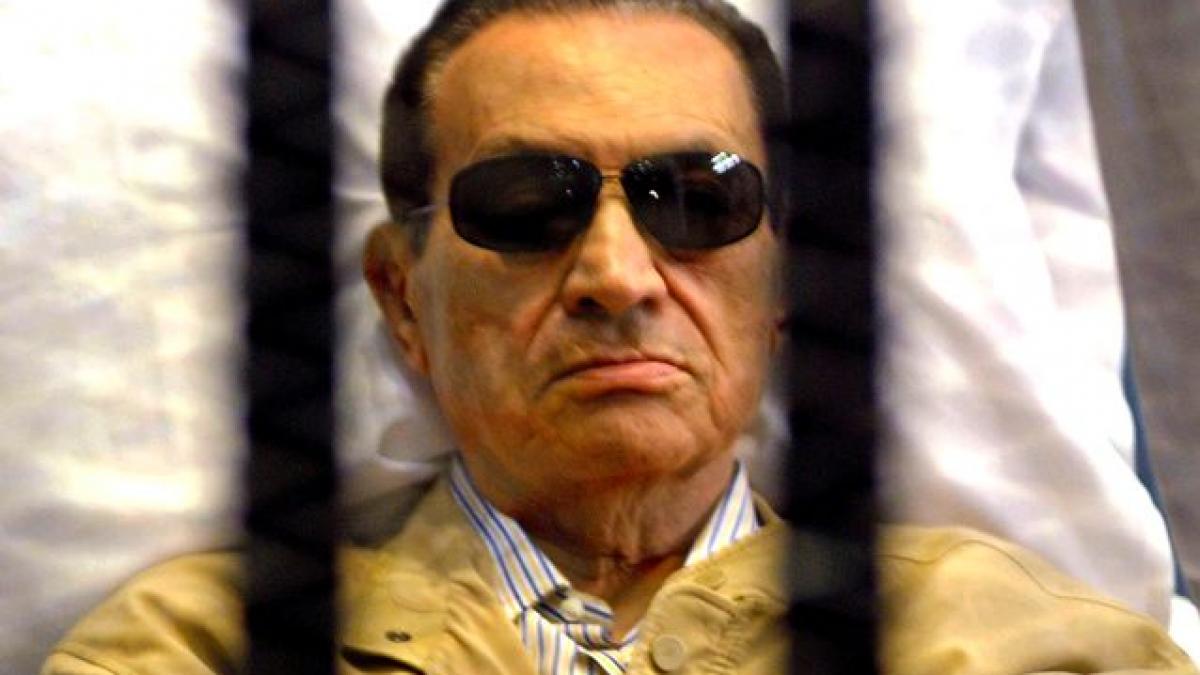 Hosni Mubarak a fost spitalizat după ce a căzut în duşurile din penitenciar