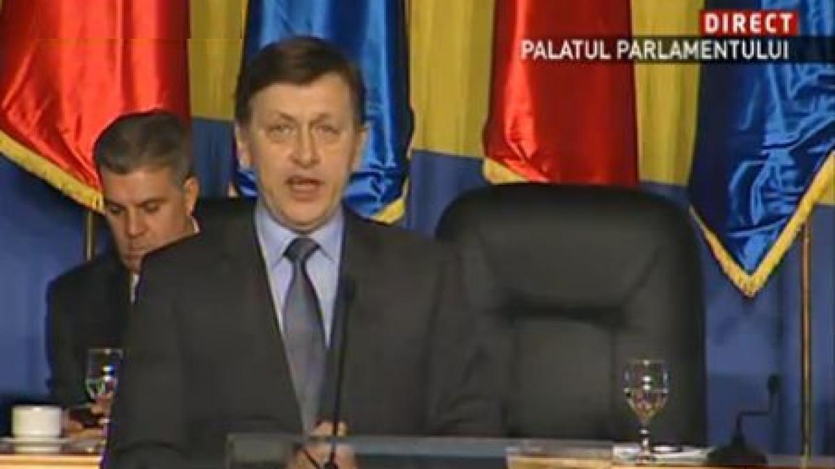 Antonescu: &quot;Nu aveţi niciun şef, domnule prim-ministru. Dacă mai apare preşedintele, nu-l băgaţi în seamă&quot;