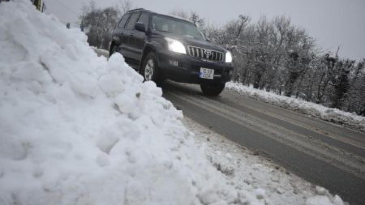 Toate drumurile naţionale şi judeţene din Vaslui, blocate de zăpadă, au fost deschise circulaţiei