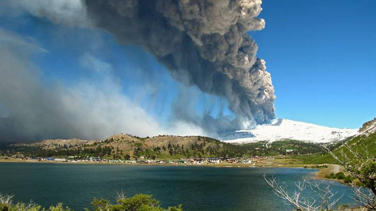 E stare de alertă în Chile. Oamenii sunt forţaţi să îşi părăsească locuinţele din cauza vulcanului Copahue 