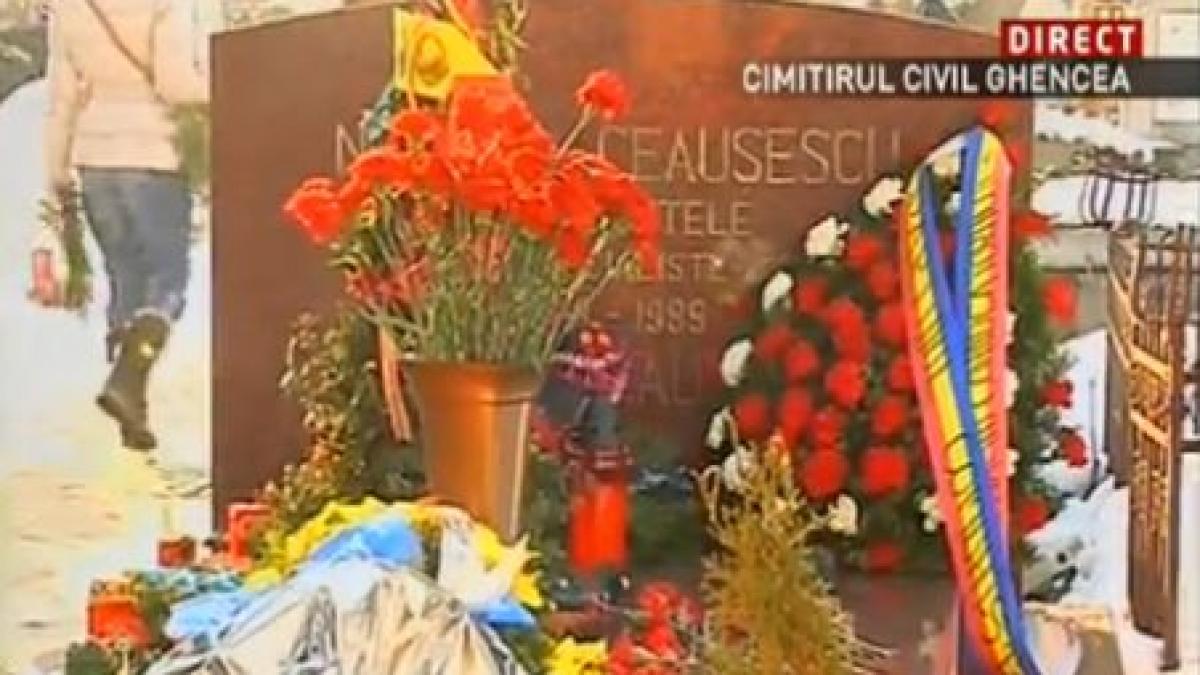 Lacrimi la mormântul lui Nicolae Ceauşescu. Sute de oameni s-au perindat astăzi în cimitirul Ghencea 