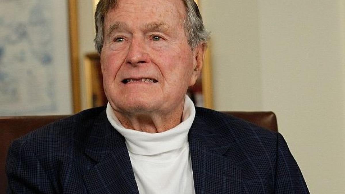 George H.W. Bush este internat la Terapie Intensivă