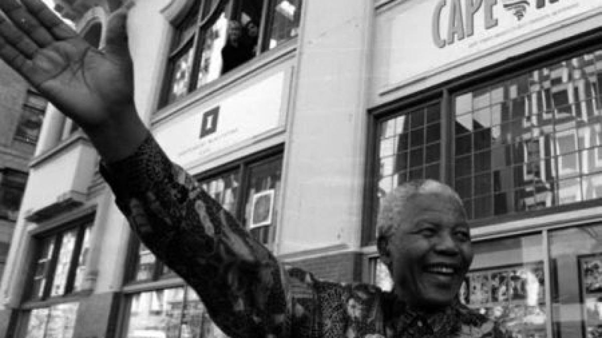 Nelson Mandela a fost externat, după o spitalizare de două săptămâni