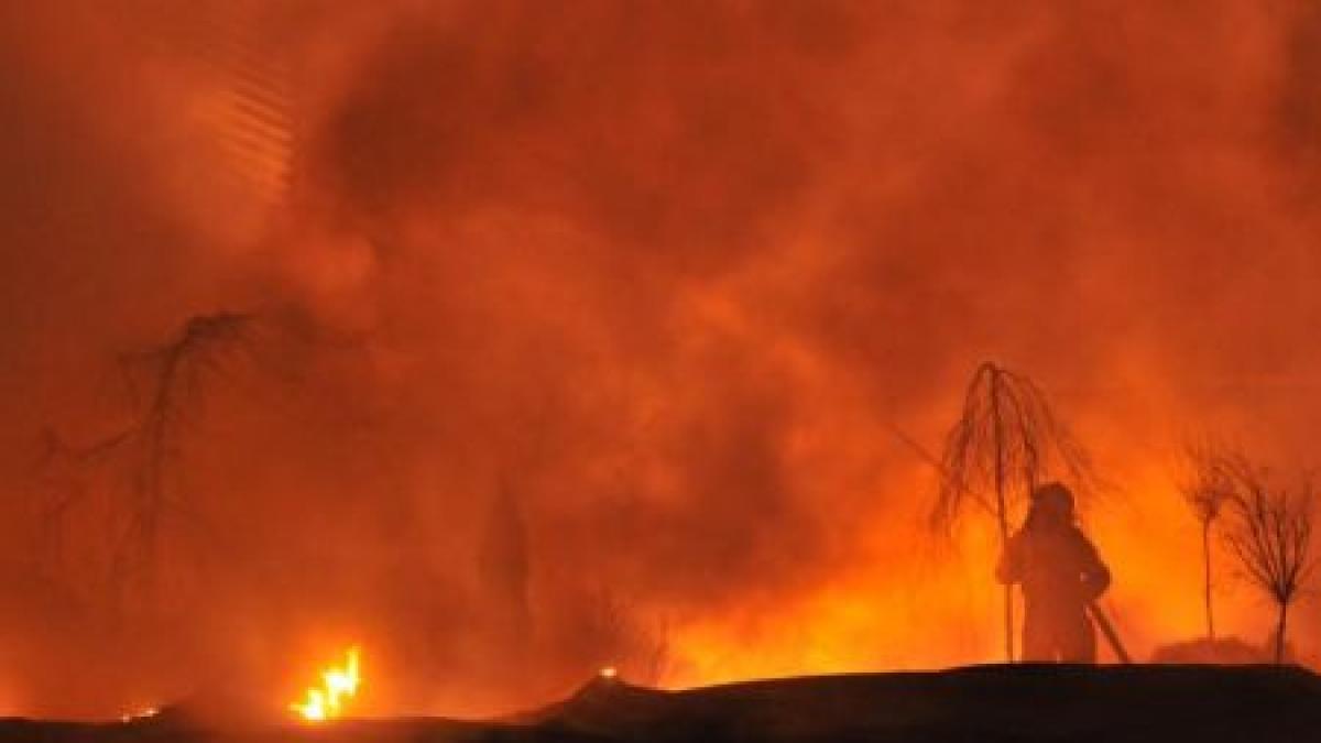 O femeie a murit, în urma unui incendiu care a mistuit un apartament din cartierul bucureştean Vitan 