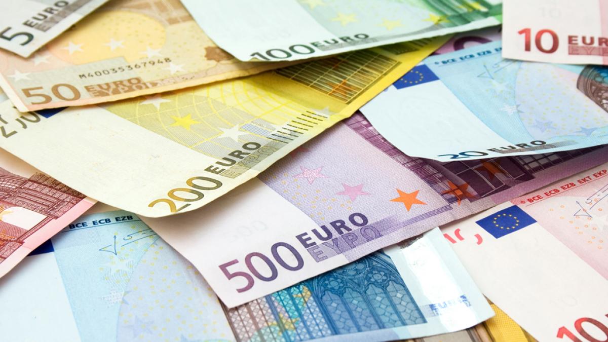 Euro a crescut cu 6% faţă de 2011. Cum a evoluat moneda europeană în ultimele 12 luni