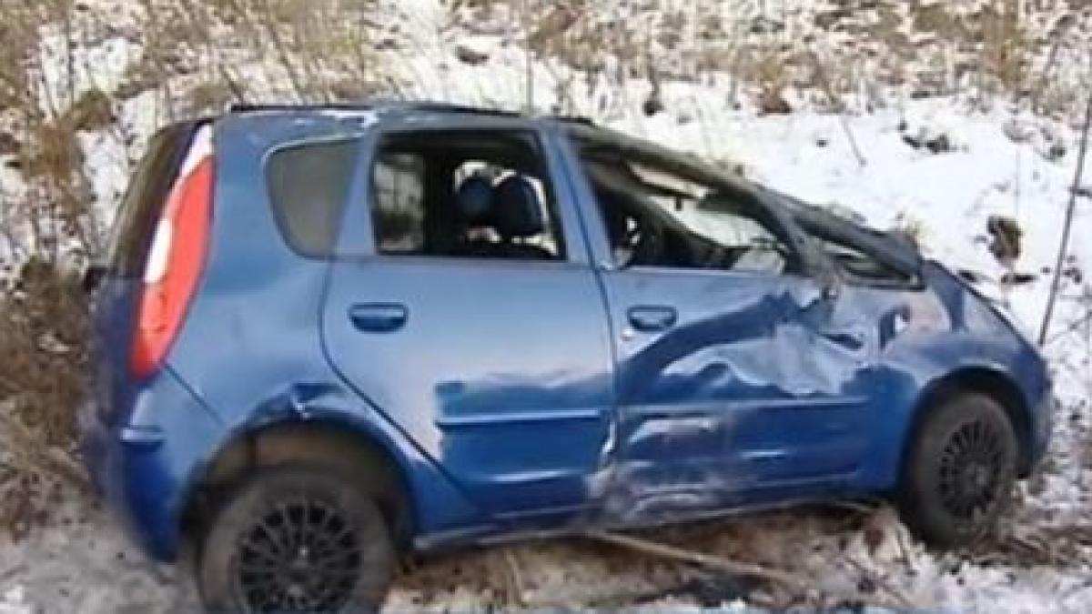 Accident rutier lângă Ciolpani. O maşină s-a răsturnat în şanţ în urma unei coliziuni