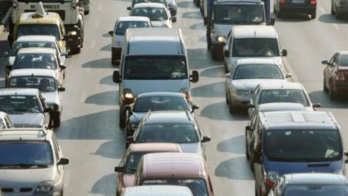 Circulaţie îngreunată pe DN1. Traficul a fost deviat pe DN1 A. Staţiunea Semenic, închisă