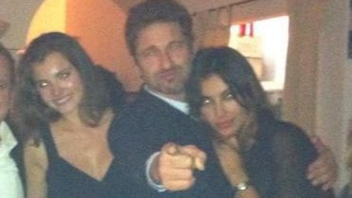 Mădălina Ghenea a petrecut revelionul alături de Gerard Butler. Actriţa a postat pe Facebook o imagine de la petrecere