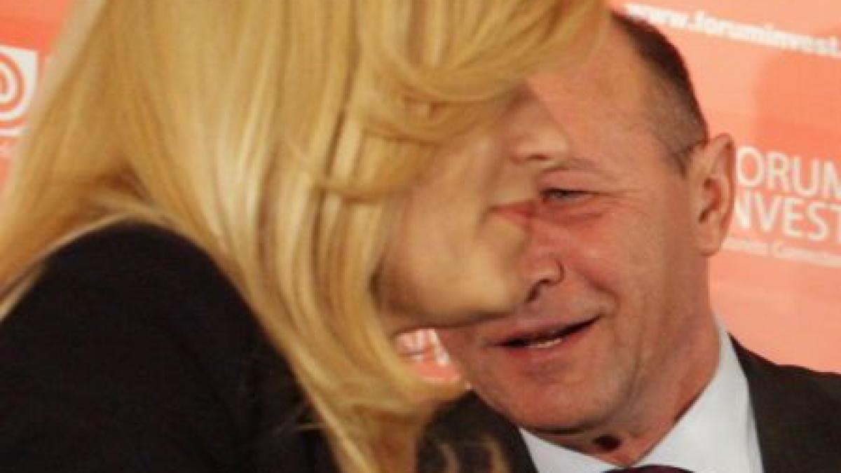 Preşedintele Băsescu a plecat  cu elicopterul din staţiunea Covasna, unde a petrecut revelionul alături de Elena Udrea