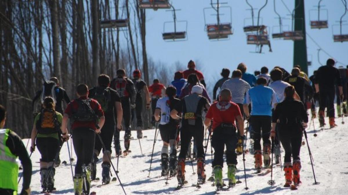 Mii de turişti s-au distrat pe pârtiile de la Semenic. Vinul fiert, schiurile şi sania au fost marile vedete