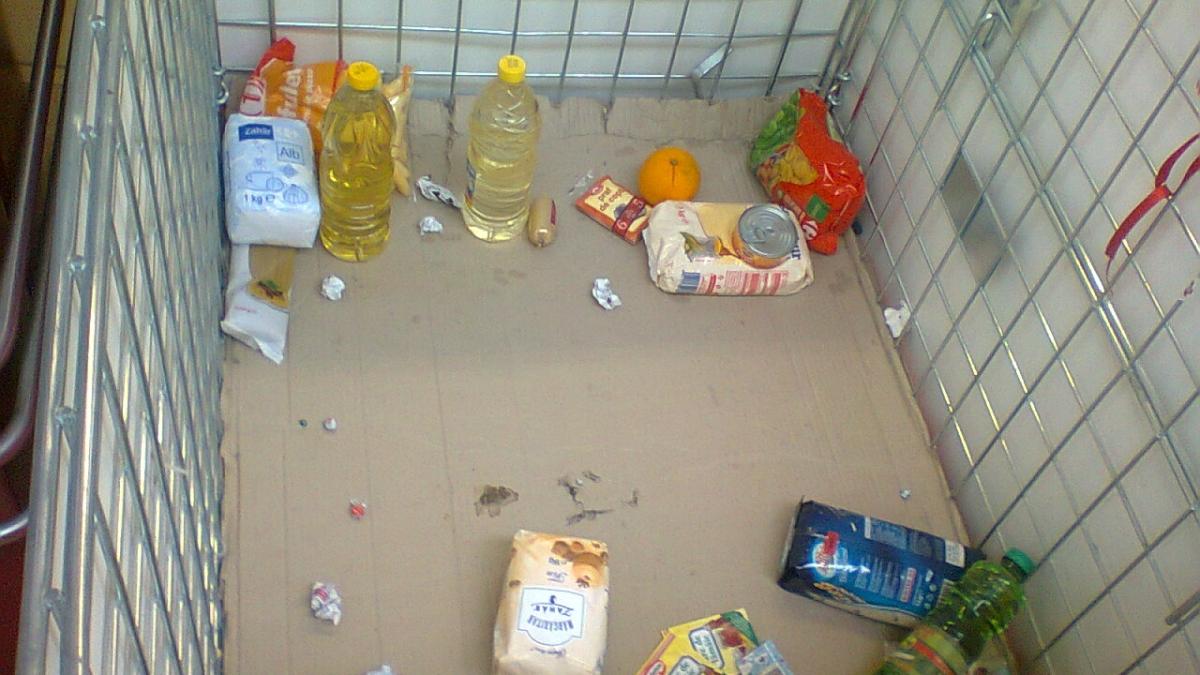 Bătaie de joc din plin, dar generozitate lipsă. Cam asta donează românii la &quot;banca de alimente&quot;