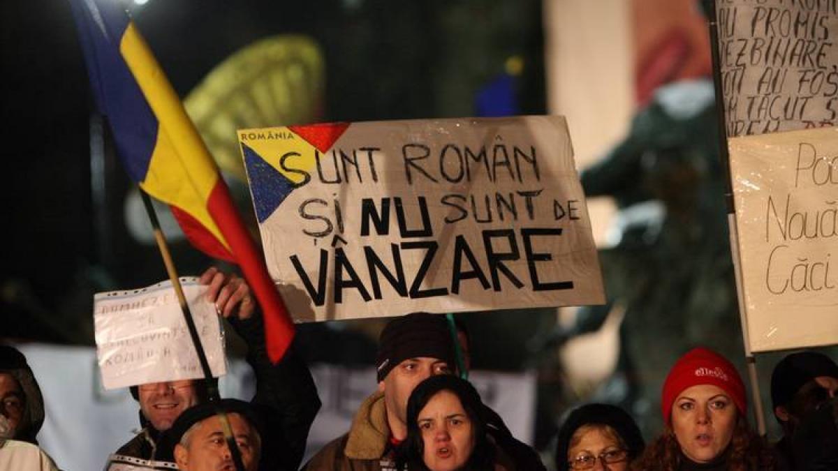 S-a împlinit un an de când oamenii din stradă au schimbat viaţa politică din România. Manifestaţiile din Piaţa Universităţii au arătat că poporul CONTEAZĂ