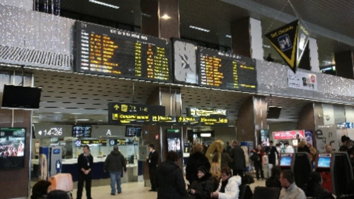 Peste 140 de oameni au dormit în aeroport din cauza unei defecţiuni a avionului